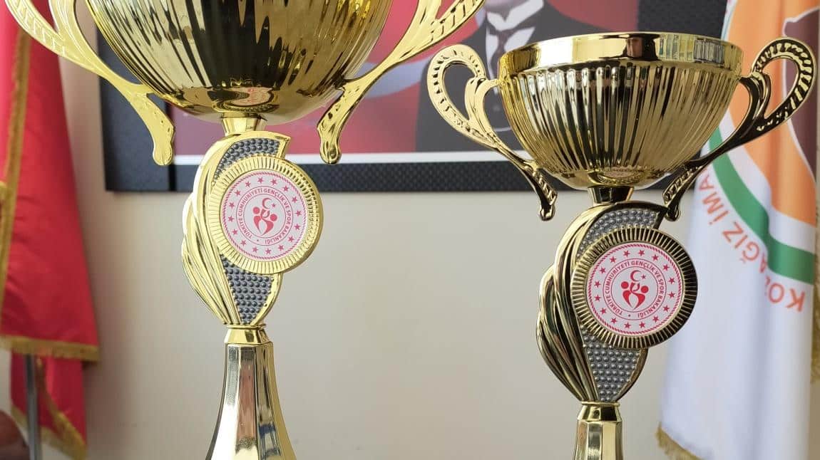 2022-2023 Okul Sporları Küçük Kız Satranç Turnuvasında Okulumuz Öğrencileri Birinciliği Aldı. Küçük Genel Satranç Kategorisinde İse Üçüncülükle Dönüldü.
